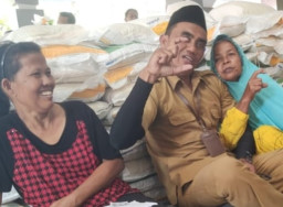 Momen Kehangatan dan Tawa Riang Warga Dihibur Lurah Patrang Jember saat Penyaluran Bantuan