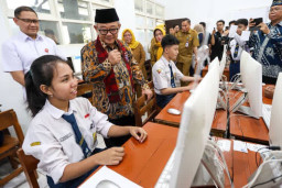 Terkejutnya Menteri Pendidikan saat Tinjau Pelaksanaan TKA di SMPN 1 Surabaya