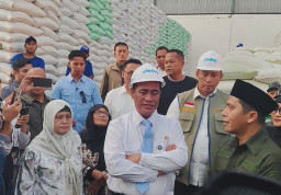 Kunjungi Gudang Bulog Sidoarjo, Menteri Amran Sebut Stok Beras Akan Capai 5 Juta Ton