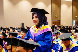 Wisuda di Tengah Jabatan: Keseriusan Mimik Idayana dalam Benahi Pelayanan Publik Sidoarjo