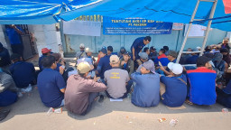Tuntut Gaji, Ratusan Pekerja PT Pakerin Demo hingga Blokir Pintu Masuk Pabrik di Mojokerto