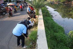 ASN Surabaya Bersih-bersih Sungai Meski WFH, Sanksi Tegas Menanti Jika Dilanggar