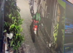 Maling Berjaket Ojek Online Terekam CCTV Curi Motor di Petemon Kali Surabaya