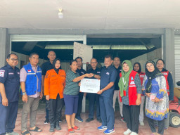 PMI Surabaya Beri Bantuan bagi Warga Terdampak Kebakaran di Kupang Segunting