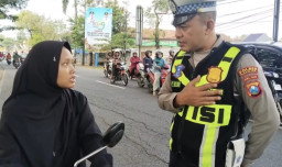 Kisah Pemotor Wanita Nekat ke Pati Tanpa Helm Bikin Polisi Nganjuk Terenyuh