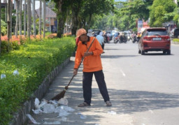 Kasihan! Lagi Nyapu Jalan, Motor Petugas Kebersihan Pemkot Surabaya Dicuri Maling