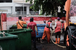 Sampah di Tengah Kota Surabaya Menumpuk, Tongbin Apakah Bisa Jadi Solusi?