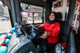 Kisah Eka Hardiyanti, Sopir Perempuan Tangguh di Balik Kemudi Suroboyo Bus