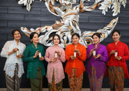 Momen Hari Kartini, Grand Swiss-Belhotel Darmo Surabaya Berbagi Jamu Kunir Asam