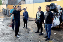 Eri Cahyadi Murka Lihat TPS di Surabaya Semrawut hingga Jadi Parkir Gerobak