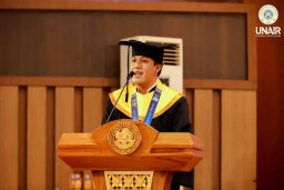 Bikin Haru, Begini Kisah Anak Penjual Es yang Lulus di Wisuda ke-261 Unair