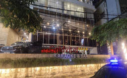 Pria Diduga Melompat dari Atap Hotel Goldvitel Surabaya dan Menimpa Mobil