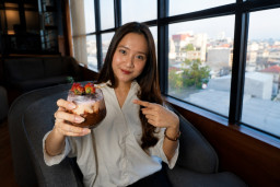 Ingin Nikmati Mocca Berry Sambil Berenang dan Lihat Sunset, Aston Inn Jemursari Bisa jadi Pilihan
