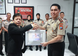 Sajikan Informasi Publik yang Cepat-Terukur, Bidhumas Polda Jatim Diganjar Penghargaan dari Lemkapi