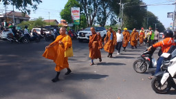 Potret 51 Biksu Lintas Negara Berjalan Kaki Bawa Misi Damai Waisak