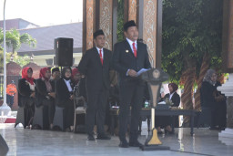 Peringati Hardiknas 2026, Pemkab Sidoarjo Beri Penghargaan ke Guru dan Siswa Berprestasi Olimpiade
