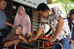 Momen Bupati Subandi Beri Bantuan Kursi Roda pada Lansia di Sidoarjo