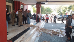 Massa Lempar Kotoran Ayam ke Gedung DPRD Surabaya dalam Demo Polemik DKS