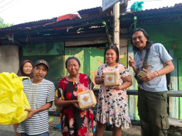 Momen Forwan Surabaya Bagikan 500 Paket Daging Kurban ke Penyapu Jalan hingga Loper Koran
