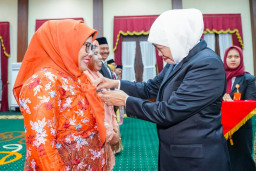 Momen Gubernur Khofifah Beri Penghormatan Satlancana Karya pada 400 Guru di Jatim