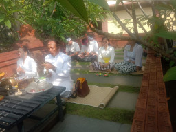 Suasana Khusyuk Ibadah Tilem Agama Hindu di Pura Polresta Sidoarjo