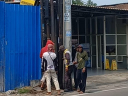 Pemasangan Tiang FiberStar di Jerukgamping Sidoarjo Disorot, Izin Dipertanyakan Warga