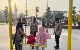 Polwan Sidoarjo Kunjungi CFD, Ngepam Sambil Sosialisasi Disiplin Lalu Lintas 