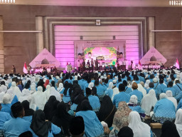 Momen Haru Bupati Fawait saat Lepas Ribuan Jemaah Haji Jember ke Tanah Suci