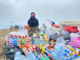 Kisah Perjuangan Julianti, Pedagang Asongan di Puncak Penanggungan saat Badai Besar