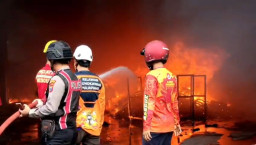 Pabrik Pengolahan Ban Bekas di Mojokerto Terbakar, 4 Jam Api Belum Padam