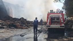 24 Jam Lebih Kebakaran di Pabrik Ban Bekas Mojokerto Belum Padam, Ini Penyebabnya