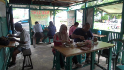 Mencicipi Kelezatan Nasi Jamu Pak Pri Mojokerto: Sarapan Sehat, Harga Merakyat