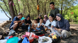 Menikmati Semilir Angin sambil Menyantap Makanan di Pinggir Pantai Grinting Probolinggo 