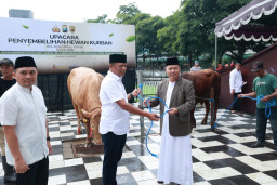 Polda Jatim Salurkan Ratusan Hewan Kurban untuk Masyarakat