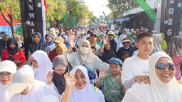 ‎Fun Walk Harlah Ansor-Fatayat NU, Ribuan Warga Padati Alun-alun Kraksaan Probolinggo