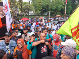 Momen Wawali Surabaya Armuji Turun dalam May Day, Janjikan Perlindungan Buruh dan Ojol