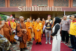 Menuju Borobudur, 57 Bhikkhu Thudong dari Empat Negara Singgah di Mojokerto