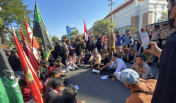 Desak Evaluasi Program MBG, Ratusan Mahasiswa Gelar Demonstrasi di Gedung DPRD Surabaya