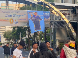 Demonstrasi di Surabaya: Massa Bentangkan Spanduk Meme Prabowo