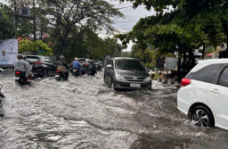 Hujan Deras Guyur Surabaya Hari Ini, Langsung Banjir