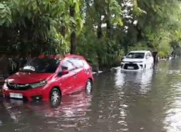 Hujan di Surabaya Hari Ini, Bikin Banjir 17 Titik dan Pohon Tumbang