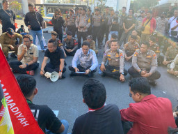DPRD Surabaya Bakal Bawa Tuntutan Mahasiswa ke Pusat