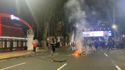 Demo di Grahadi Surabaya Memanas, Massa Lempar Batu hingga Rusak Pagar
