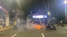 Demo di Grahadi Surabaya Makin Panas, Massa Mulai Serang Petugas hingga Geber-geber Motor