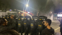 Polisi Semprotkan Air Pukul Mundur Massa Provokasi di Grahadi Surabaya