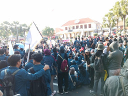 Ribuan Mahasiswa Surabaya Geruduk Grahadi, Kritik Kinerja Prabowo-Gibran