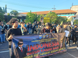 Ratusan Mahasiswa PMII Geruduk Kantor DPRD Jatim, Ancam Blokade Jalan