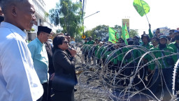 Ratusan Buruh Geruduk DPRD Jatim, Tuntut Program MBG hingga SPMB