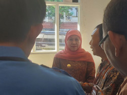 Gubernur Jatim Khofifah Sidak Pengambilan PIN SPMB di SMA Surabaya, Ini yang Ditemukan