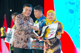 Pemprov Jatim Sabet Penghargaan Terbaik Ketegori Penurunan Pengangguran